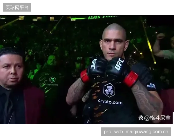 佩雷拉以其闪电般的速度在UFC中量级和轻重量级相继登顶，刷新了双级别冠军的历史。